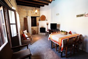 Leonidas Village Houses