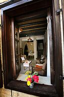 Leonidas Village Houses