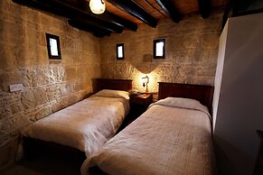 Leonidas Village Houses