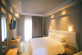 Royal Hotel and Suites