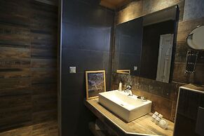 Royal Hotel and Suites