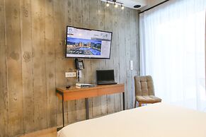 Royal Hotel and Suites