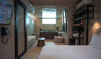 Royal Hotel and Suites