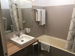 Adonis Lyon Est Hôtel Artys
