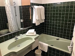 Adonis Lyon Est Hôtel Artys