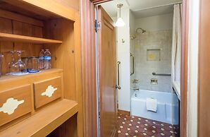 Inn on La Loma Plaza