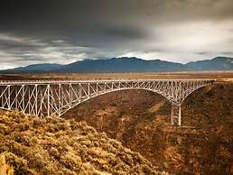 Inn on La Loma Plaza
