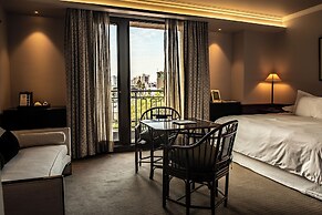 The Singular Santiago