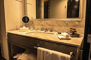 The Singular Santiago