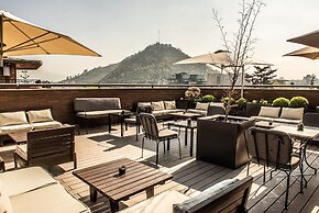 The Singular Santiago