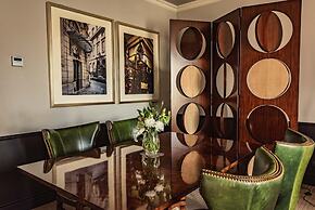 The Singular Santiago