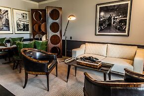 The Singular Santiago