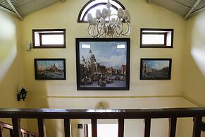 The Colonial Manek Manor