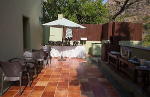 The Colonial Manek Manor