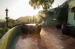 The Colonial Manek Manor