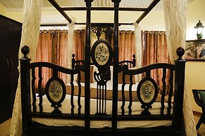 The Colonial Manek Manor