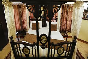 The Colonial Manek Manor