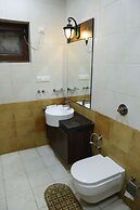 The Colonial Manek Manor