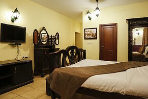 The Colonial Manek Manor