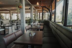 Sunrock Hotel and Suites