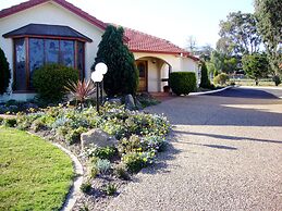 McNevin's Warwick Motel