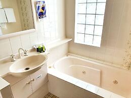 McNevin's Warwick Motel