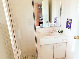 McNevin's Warwick Motel