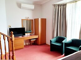 McNevin's Warwick Motel