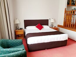 McNevin's Warwick Motel