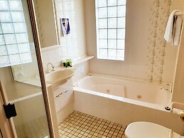 McNevin's Warwick Motel