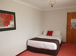 McNevin's Warwick Motel