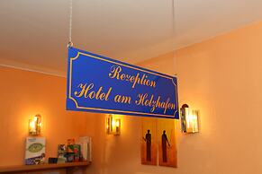 Café & Hotel am Holzhafen