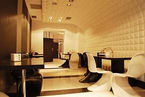 Hotel Black & White