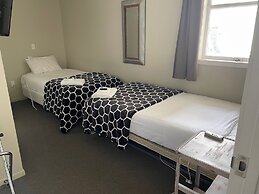 Fat Owl Motel, Bar & Eatery