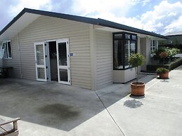 Fat Owl Motel, Bar & Eatery