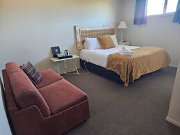 Fat Owl Motel, Bar & Eatery