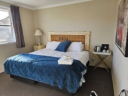 Fat Owl Motel, Bar & Eatery