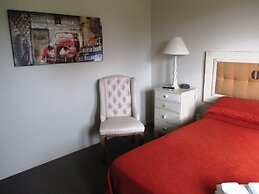 Fat Owl Motel, Bar & Eatery