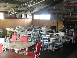 Fat Owl Motel, Bar & Eatery