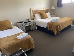 Fat Owl Motel, Bar & Eatery