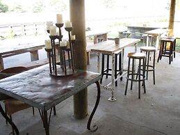 Fat Owl Motel, Bar & Eatery