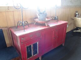 Fat Owl Motel, Bar & Eatery