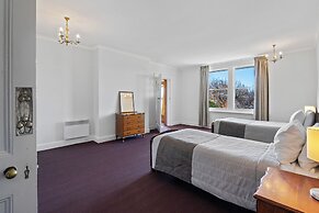 Riverfront Motel & Villas