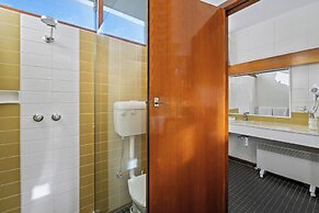 Riverfront Motel & Villas