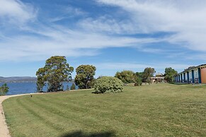 Riverfront Motel & Villas