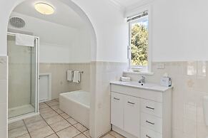 Riverfront Motel & Villas