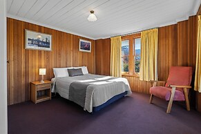 Riverfront Motel & Villas