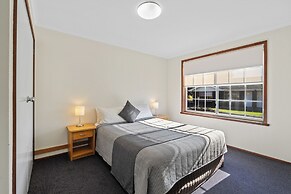 Riverfront Motel & Villas