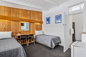 Riverfront Motel & Villas