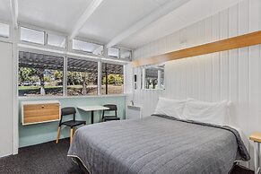 Riverfront Motel & Villas